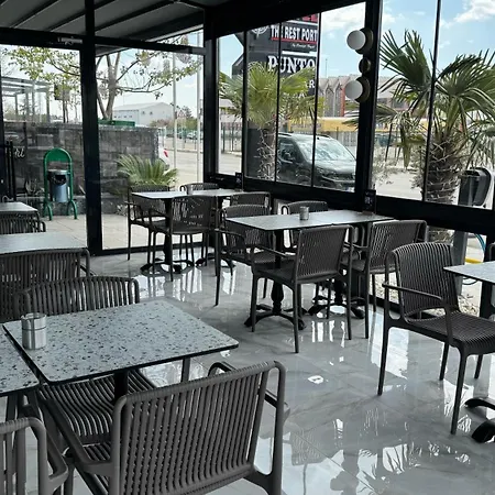 The Rest Port מלון